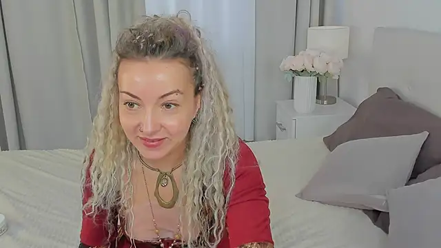 Snapshot of Lar_Queen chatting on April 1, 10:49 am Lar Queen online show from April 1, 10:49 am