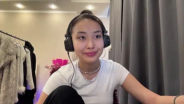 Snapshot of SinaGervasi chatting on March 18, 10:29 am SinaGervasi online show from March 18, 10:29 am