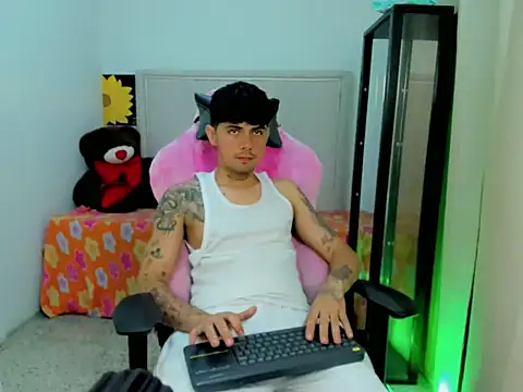 Yeison gomezz online show from April 2, 4:54 am