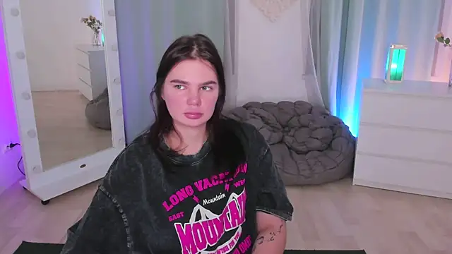 Snapshot of MillyBrown_ chatting on April 1, 1:41 pm MillyBrown online show from April 1, 1:41 pm