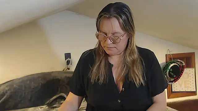 Snapshot of Malu_617 chatting on April 3, 10:08 pm Malu 617 online show from April 3, 10:08 pm