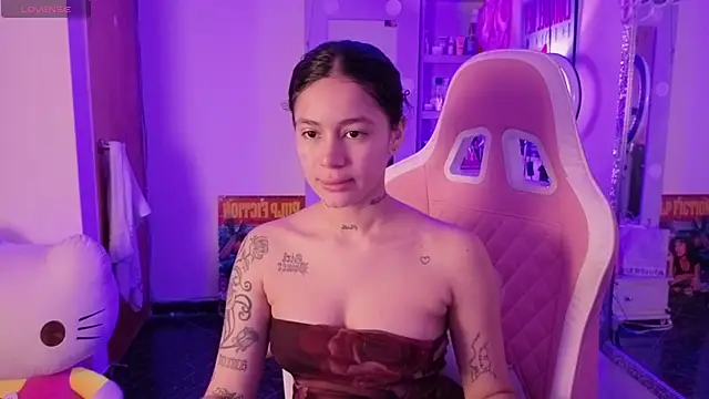 Snapshot of Oliviasims chatting on April 15, 9:15 pm Oliviasims online show from April 15, 9:15 pm