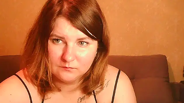 Snapshot of Minisstra chatting on April 2, 6:05 pm Minisstra online show from April 2, 6:05 pm