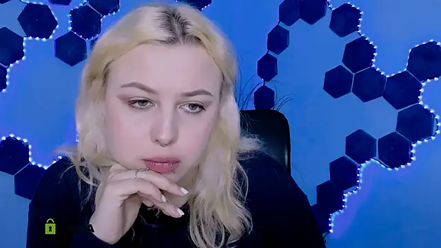 Snapshot of aria_blaze_ chatting on April 1, 8:48 am aria blaze online show from April 1, 8:48 am