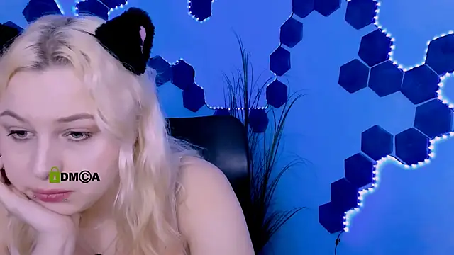 Snapshot of aria_blaze_ chatting on April 1, 1:41 pm aria blaze online show from April 1, 1:41 pm