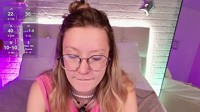 Snapshot of AmelieViolet chatting on June 1, 10:06 am AmelieViolet online show from June 1, 10:06 am