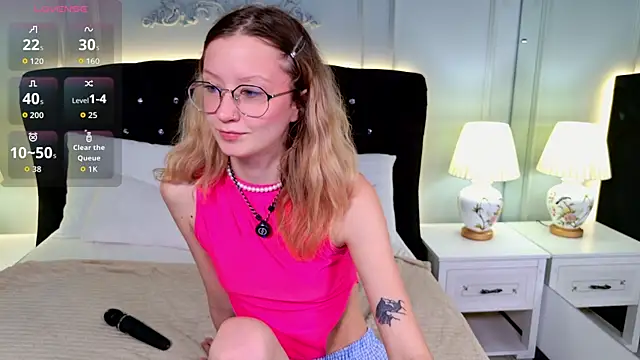 Snapshot of AmelieViolet chatting on June 7, 3:43 am AmelieViolet online show from June 7, 3:43 am