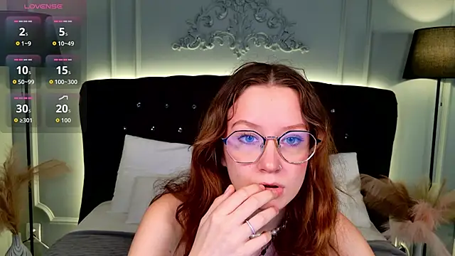 Snapshot of AmelieViolet chatting on July 2, 10:21 am AmelieViolet online show from July 2, 10:21 am