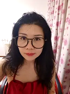 LILI956 online show from April 2, 2:26 pm