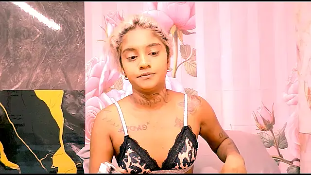 Snapshot of indian_barbie chatting on April 5, 9:39 am indian barbie online show from April 5, 9:39 am