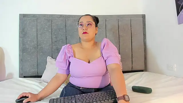 Snapshot of Reina_Mia1 chatting on April 4, 12:46 pm Reina Mia1 online show from April 4, 12:46 pm