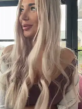 SnowyElsaa online show from March 28, 6:57 am