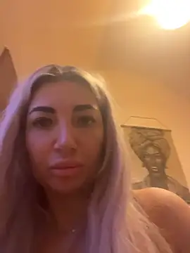 SnowyElsaa online show from April 2, 10:24 am