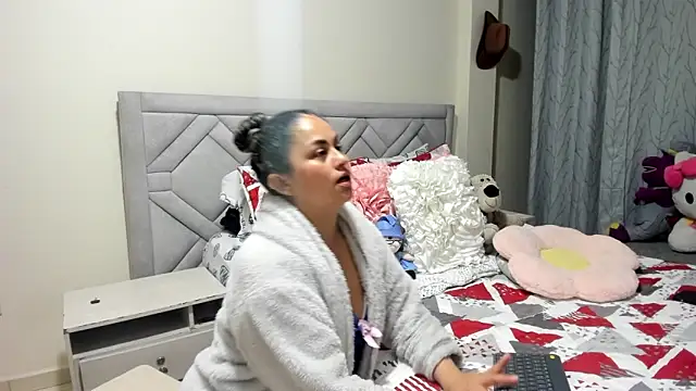 lauren-daniel online show from March 30, 12:00 am