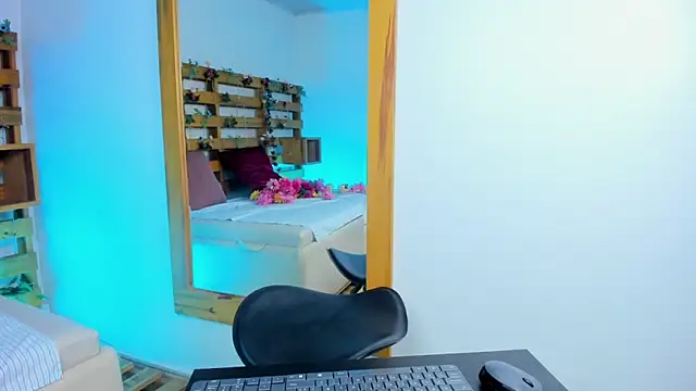 Snapshot of Ashley_Benoit chatting on March 27, 1:33 pm Ashley Benoit online show from March 27, 1:33 pm