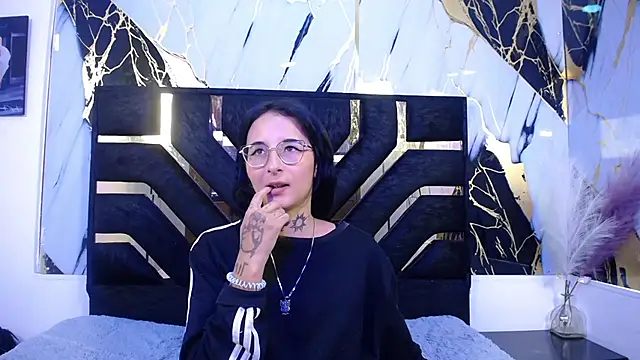 sophiesmithcs online show from April 6, 8:32 pm