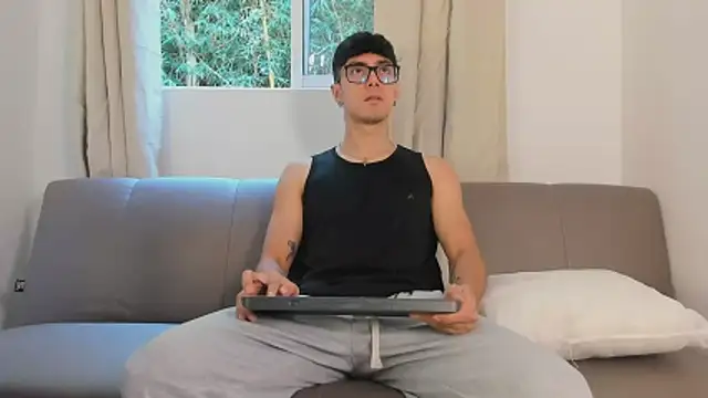 Snapshot of etham_wolf1 chatting on March 28, 5:23 pm etham wolf1 online show from March 28, 5:23 pm