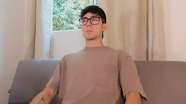 Snapshot of etham_wolf1 chatting on March 31, 5:02 pm etham wolf1 online show from March 31, 5:02 pm