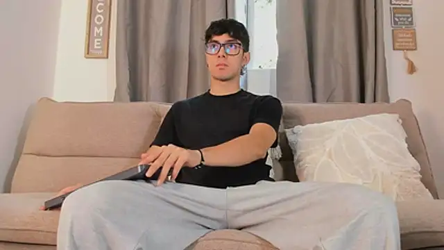 Snapshot of etham_wolf1 chatting on April 4, 12:46 pm etham wolf1 online show from April 4, 12:46 pm