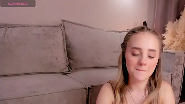 Snapshot of AmilyMoore chatting on March 31, 1:44 pm AmilyMoore online show from March 31, 1:44 pm