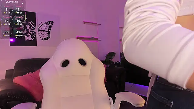 Mia Luna online show from April 4, 7:33 pm