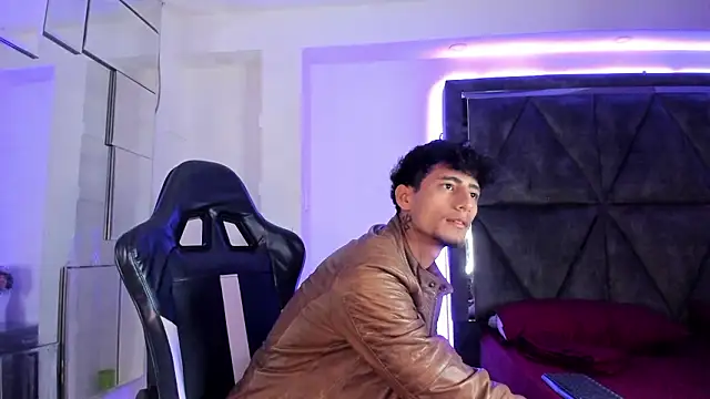 Snapshot of MaxiimoRomano_ chatting on March 19, 1:48 pm MaxiimoRomano online show from March 19, 1:48 pm