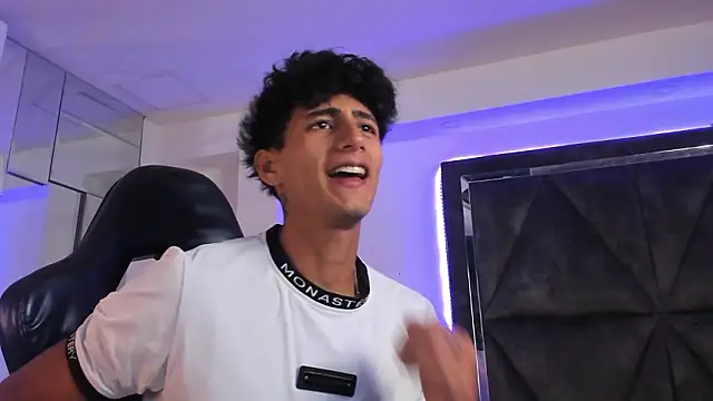 Snapshot of MaxiimoRomano_ chatting on March 24, 12:32 pm MaxiimoRomano online show from March 24, 12:32 pm