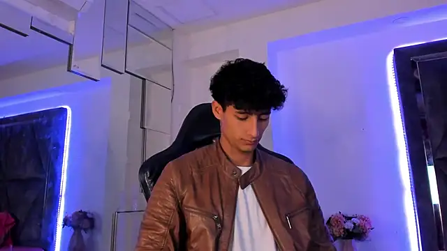 Snapshot of MaxiimoRomano_ chatting on March 25, 1:17 pm MaxiimoRomano online show from March 25, 1:17 pm