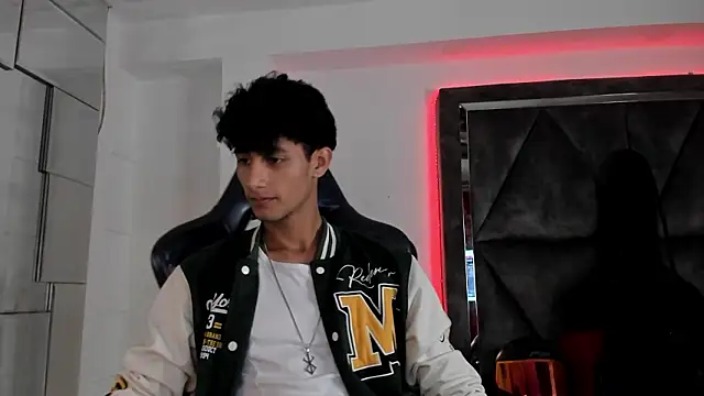 Snapshot of MaxiimoRomano_ chatting on March 27, 12:27 pm MaxiimoRomano online show from March 27, 12:27 pm