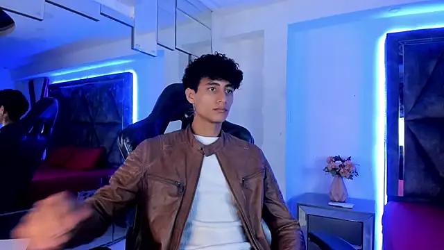 Snapshot of MaxiimoRomano_ chatting on March 28, 1:33 pm MaxiimoRomano online show from March 28, 1:33 pm