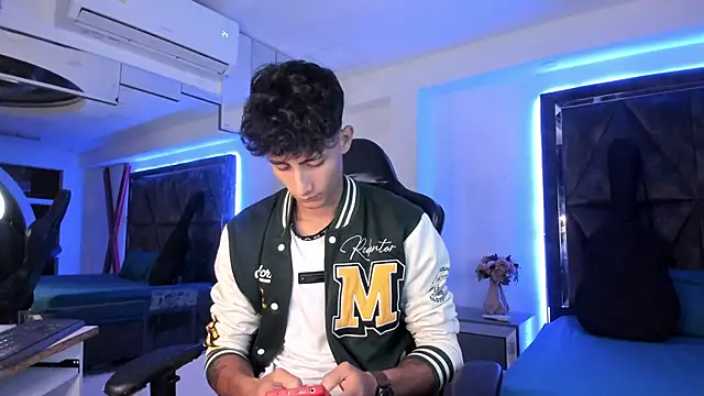 Snapshot of MaxiimoRomano_ chatting on March 31, 1:00 pm MaxiimoRomano online show from March 31, 1:00 pm