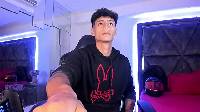 Snapshot of MaxiimoRomano_ chatting on April 1, 12:39 pm MaxiimoRomano online show from April 1, 12:39 pm