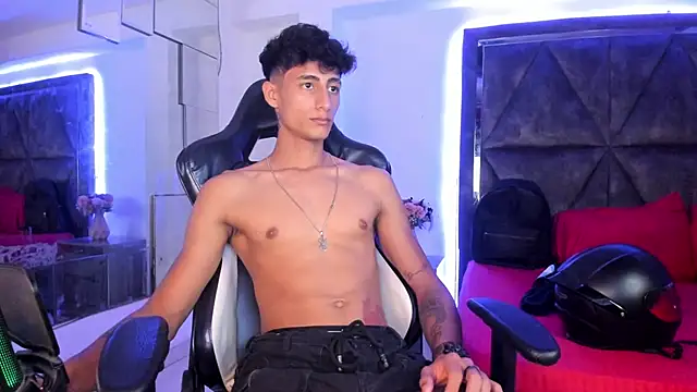 Snapshot of MaxiimoRomano_ chatting on April 1, 1:41 pm MaxiimoRomano online show from April 1, 1:41 pm