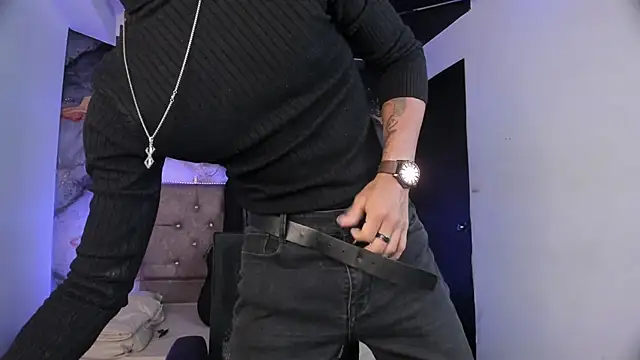 Snapshot of MaxiimoRomano_ chatting on April 8, 12:49 pm MaxiimoRomano online show from April 8, 12:49 pm