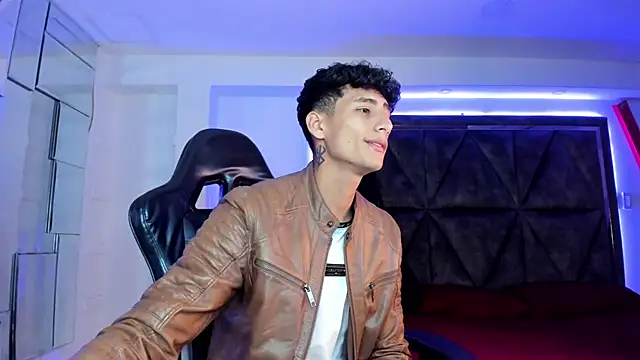 Snapshot of MaxiimoRomano_ chatting on April 9, 1:05 pm MaxiimoRomano online show from April 9, 1:05 pm