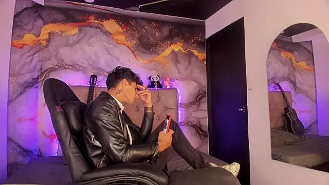 Snapshot of MaxiimoRomano_ chatting on April 27, 1:20 pm MaxiimoRomano online show from April 27, 1:20 pm