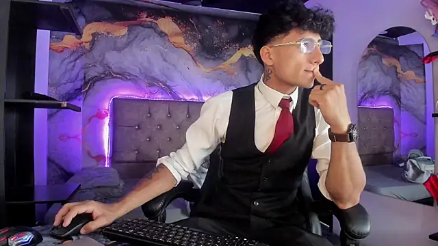 Snapshot of MaxiimoRomano_ chatting on May 6, 1:27 pm MaxiimoRomano online show from May 6, 1:27 pm