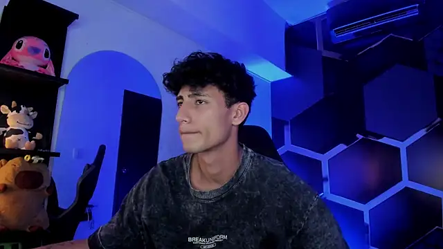 MaxiimoRomano  online show from July 11, 7:05 pm