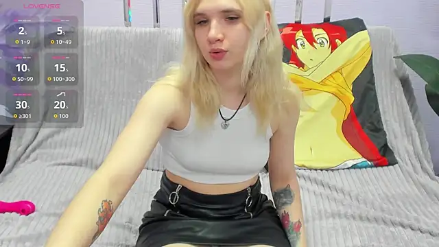 Snapshot of Naomi_Blondie chatting on March 22, 9:23 am Naomi Blondie online show from March 22, 9:23 am