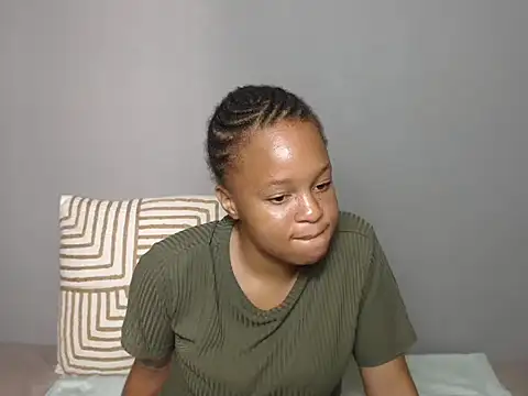 Snapshot of LillyPeachy21x chatting on March 17, 7:44 am LillyPeachy21x online show from March 17, 7:44 am