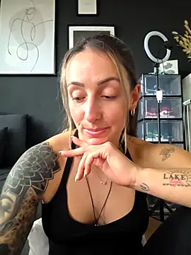 Snapshot of NicoleKaiser chatting on April 2, 4:04 pm NicoleKaiser online show from April 2, 4:04 pm