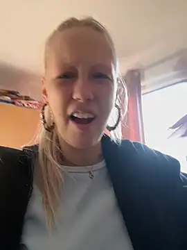 LeniMaria online show from April 3, 4:05 pm