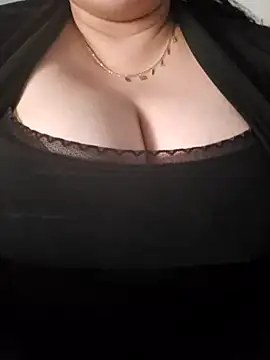 emiliecurvy83 online show from March 24, 1:05 pm