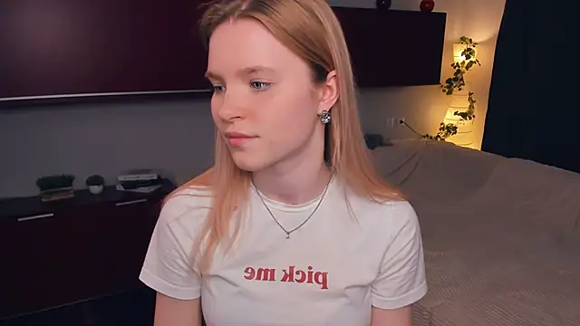 Snapshot of DelmaLasky chatting on April 1, 1:41 pm DelmaLasky online show from April 1, 1:41 pm