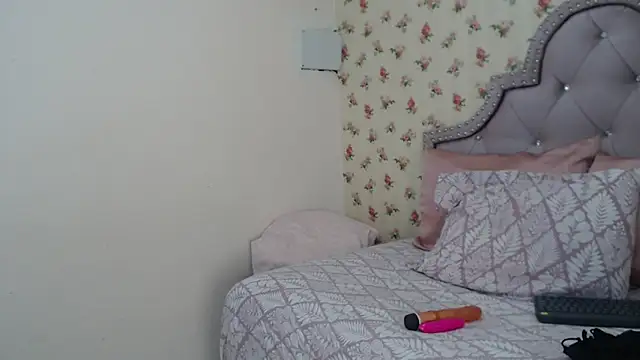 Snapshot of crystal_watson0 chatting on April 4, 1:30 pm crystal watson0 online show from April 4, 1:30 pm