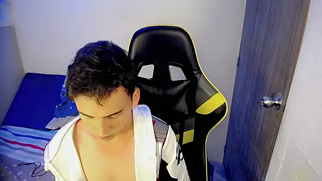 Snapshot of Mathias_twinkk chatting on March 19, 8:24 pm Mathias twinkk online show from March 19, 8:24 pm