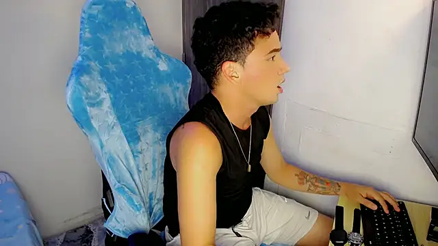 Snapshot of Mathias_twinkk chatting on March 27, 8:26 am Mathias twinkk online show from March 27, 8:26 am