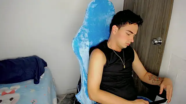 Snapshot of Mathias_twinkk chatting on March 29, 12:10 am Mathias twinkk online show from March 29, 12:10 am