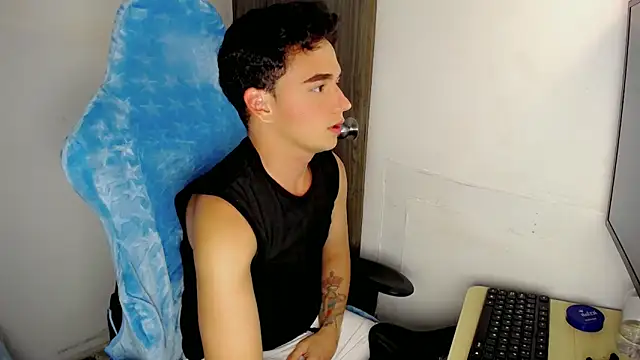 Snapshot of Mathias_twinkk chatting on March 29, 5:46 pm Mathias twinkk online show from March 29, 5:46 pm