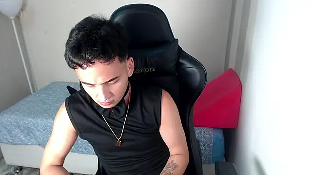 Snapshot of Mathias_twinkk chatting on April 4, 4:11 am Mathias twinkk online show from April 4, 4:11 am